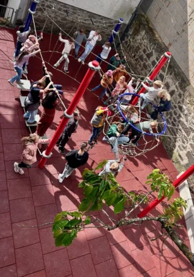 Neuer Niedrigseilgarten der Schule