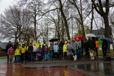 Helferinnen und Helfer bei der Müllsammelaktion „Saubere Landschaft“ in Riege (Foto: Dina Gernig) (Bild vergr&ouml;&szlig;ern)