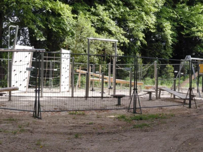 Fotos: Rolandstadt Perleberg/Renè Hill | Am Mittwoch um 17 Uhr werden die Absperrzäune beseitigt, wird der Spielplatz im Stadtpark eröffnet.