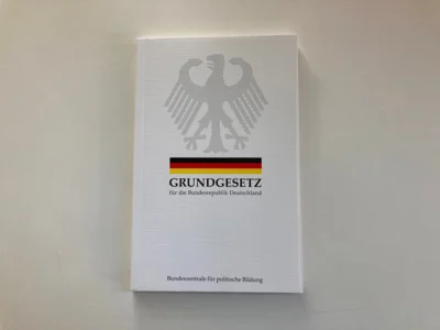 Übergriffe auf religiöse Institutionen und offen gezeigte Feinschaft passen nicht zur deutschen Verfassung. (Bild vergr&ouml;&szlig;ern)