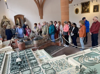 Führung vor dem Modell des ursprünglichen Heidelberger Schlosses  Bild: Klaus Ries-Müller