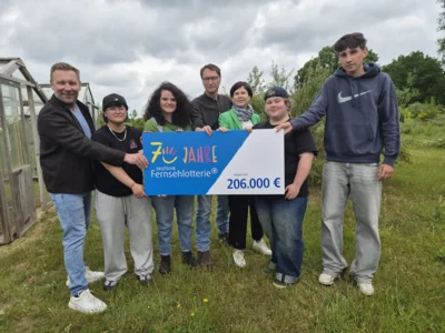 amy (17) Projektteilnehmerin; Selina Tenzer, Projektleiterin INTEGRA; Stephan Masch, Repräsentant Deutsche Fernsehlotterie gGmbH; Dr. Stephan Lehmann, Geschäftsführer des gemeinnützigen STATTwerke e.V.; Veronika Lausch, Amtsleiterin für Bürgerservice, Ordnung und Soziales der Stadt Kyritz;  Aimée (17) Projekteilnehmerin & Artur (18), Projektteilnehmer bei der symbolischen Übergabe der Fördermittel in der Waldgärtnerei Kyritz