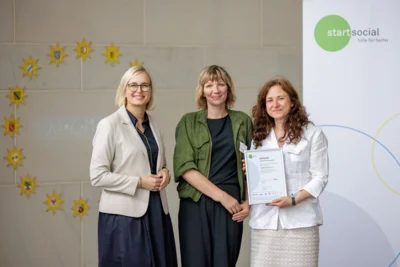 Staatsministerin für Sport und Ehrenamt Dr. Christiane Schenderlein gemeinsam mit der Bundesauswahlinitiative Stadtlabor Zeitz e.V., vertreten durch Anja Reißmann und Sandy Wegnershausen, auf der startsocial-Preisverleihung am 9. Juni 2026 in Berlin. Foto: Gordon Welters/startsocial e.V.
