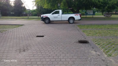 Erheblicher Eingriff in die Verkehrsicherheit Wässering: Schachtabdeckungen auf dem Parkplatz Wässering entfernt