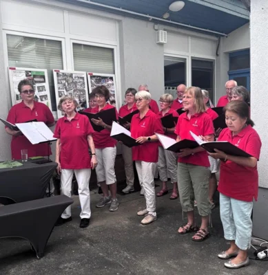 Kleiner Chor singt beim Sommerfest im Nachbarschaftsheim Jüterbog