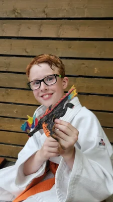 Foto: Emilian mit seinem Rosenstein-Drachen Foto zur Meldung: Urbacher kämpfen am Rosenstein