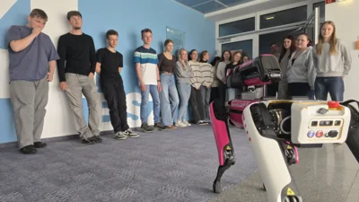 Klasse 11b mit Robohund von hinten (Bild vergr&ouml;&szlig;ern)