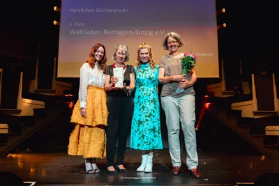 v.l.n.r.: Laudatorin Schauspielerin Lavinia Wilson, Walburga Greiner (Weltladen), Moderatorin des Abends Anke Engelke und Silke Olesen (Weltladen) (Bild vergr&ouml;&szlig;ern)