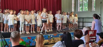 Über 40 Schülerinnen und Schüler singen unter der Leitung von Frau Eisentraut im Schulchor mit.