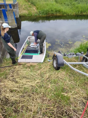 Prof. Lüderitz samt Studentin beim Aufbau des Elektrofischereigerätes Fotos: AVO