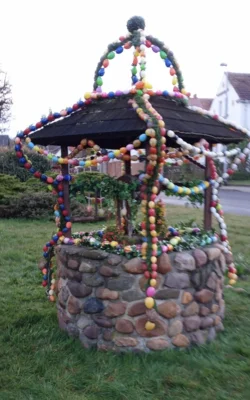 Osterzauber im Ort- Brunnen erstrahlt im neuen Kleid (Bild vergr&ouml;&szlig;ern)