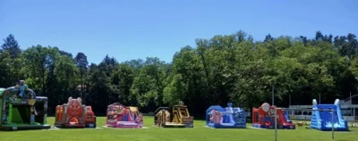Hüpfburgtag auf dem Sportplatz begeistert Kinder (Bild vergr&ouml;&szlig;ern)