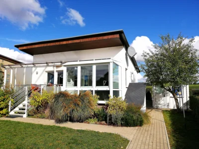 Ferienhaus Naturnah am Scharbowsee (Mustin): 4-Sterne-Auszeit mit eigenem Ruderboot, Kamin & Klimaanlage. Jetzt Last-Minute-Termine mit Rabatt für 2026 sichern! (Bild vergr&ouml;&szlig;ern)