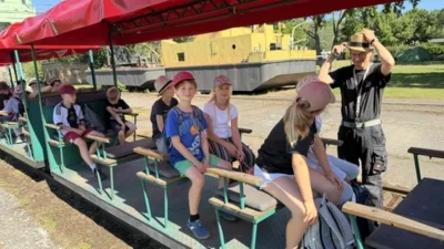 Während einer Bahnfahrt erfuhren die Kinder der Klassen 2b und 3b alles über die Ziegelherstellung.
