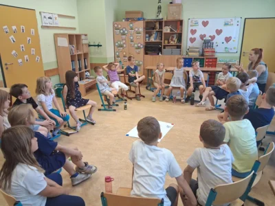Frau Zart vermittelte den Kindern der ersten Klasse, dass jedes Kind über seinen Körper selbst bestimmen kann.