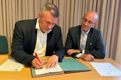 Im Anschluss an die Feststellung des Wahlergebnisses der Landratsstichwahl erklärte Ralf Reinhardt gegenüber Kreiswahlleiter Maik Bredlow schriftlich die Annahme der Wahl. © LK OPR