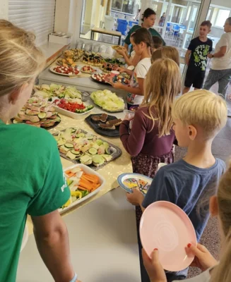 Meldung: Förderverein spendiert gesundes, selbstgemachtes Frühstück für die Klasse 1