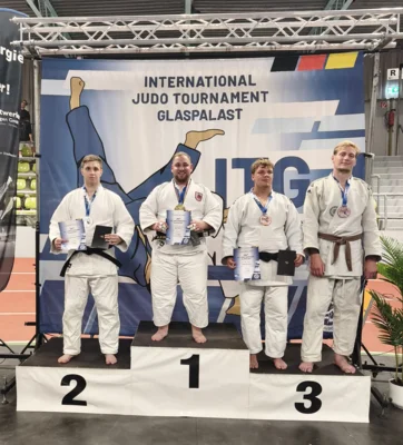 Foto: Sviat auf dem 2. Platz bei der Siegerehrung Foto zur Meldung: JVU-Kämpfer holt Silber auf internationaler Ebene im Judo-Wettkampf