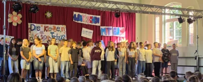 53 Schülerinnen und Schüler verließen mit dem letzten Schultag im Schuljahr 2025/2026 die Goetheschule