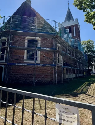 Die Baugerüste an der Werbener Kirche zeigen, dass die Sanierung begonnen hat. (Foto: A. Gräber) (Bild vergr&ouml;&szlig;ern)