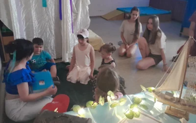 Iben Lottra von der Domowina unterhält Kinder an ihrer Station „Sagen-, Bewegungs- und Mitmachgeschichten“. (Foto: Kita) (Bild vergr&ouml;&szlig;ern)