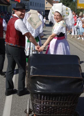 Schmogrow/Smogorjow ist wie immer beim Festumzug dabei, diesmal mit der Einladung zur Jubiläumsfeier "625 Jahre Schmogrow". Im Bild zieht ein junges Trachtenpaar einen historischen Kinderwagen. (Bild vergr&ouml;&szlig;ern)