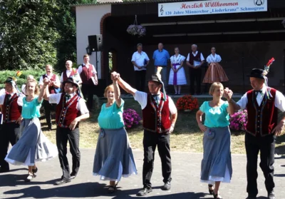 Dass in Schmogrow/Smogorjow gern gemeinsam gefeiert wird, zeigt sich bei vielen Festen und Jubiläen; hier tanz der Traditionsverein beim 120. Geburtstag des Männerchores an der Festbühne. (Bild vergr&ouml;&szlig;ern)