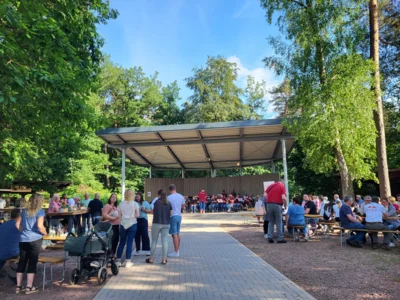 Gut besuchtes Waldfest bei strahlendem Sonnenschein (Bild vergr&ouml;&szlig;ern)
