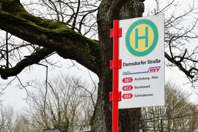 Haltestelle der Linie 412 in Schmalensee
