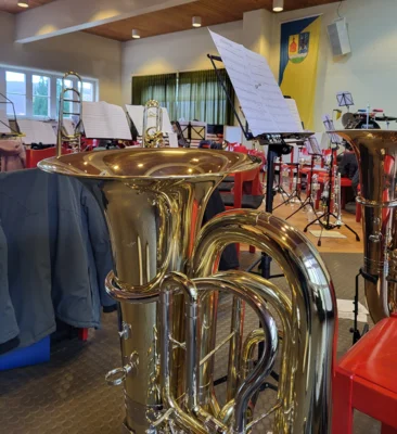 Neue Tuba angeschafft (Bild vergr&ouml;&szlig;ern)