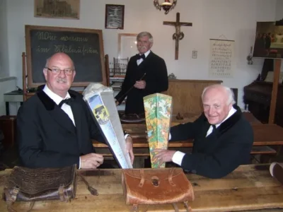 Stabwechsel: Ferdinand Stöppel (links) leitet jetzt das Rieger Dorfschulmuseum, sein Vorgänger Manfred Schneider (rechts) trat nach zwölfjähriger aufopferungsvoller  Tätigkeit in den Ruhestand. Zum Lehrerteam gehören Museumslehrer Manfred Robrecht (Mitte hinten), nicht im Bild Museumslehrer Lutz Grönert. ViSdP.: Hermann Ilskens, Neuer Weg 3, 33161 Hoevelhof, 05257/3626 (Bild vergr&ouml;&szlig;ern)