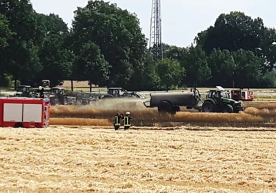 Flächenbrand bei Kalübbe - Feuerwehr und Landwirte im Einsatz
