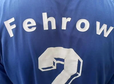Symbolbild: Blick auf einen blauen Trikotrücken mit der Aufschrift Fehrow. (Bild vergr&ouml;&szlig;ern)