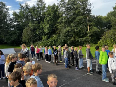 Aufstellung auf dem Sammelplatz der Schule