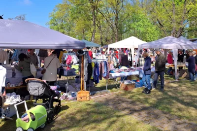 Blick auf den großen Trödel- und Kindersachenflohmarkt im Frühjahr in Werben/Wjerbno. (Bild vergr&ouml;&szlig;ern)