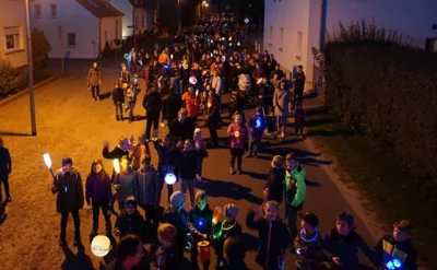 Lampionumzug in Werben/Wjerbno. (Foto: Archiv/Förderverein) (Bild vergr&ouml;&szlig;ern)