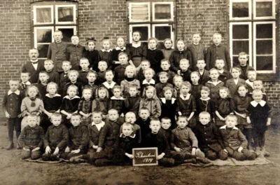 Lehrer Heinrich Göttsch 1919 mit den Schmalenseer Schulkindern
