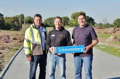 Frank Mühlenberg (Mi.) mit Bürgermeistr Dirk Griese (re.) und Frank Gietzelt von der LGSH
