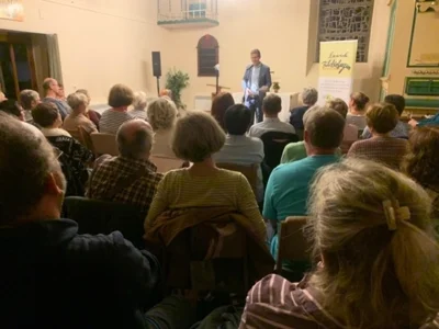 Bild in der Kirche mit dem Buchautor und den Gästen