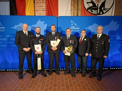 +++ Besondere Ehrung für besonderes Engagement – Drei Feuerwehrkameraden aus Teltow-Fläming ausgezeichnet +++ (Bild vergr&ouml;&szlig;ern)