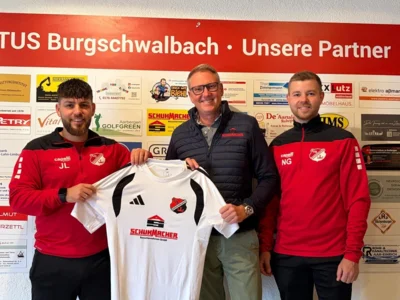 Die Mannschaftskapitäne Janosch Lauter (links) und Nico Goliasch (rechts) bedanken sich stellvertretend bei Geschäftsführer Björn Schuhmacher (mitte) für die jahrelange und bedingungslose Unterstützung der TuS Burgschwalbach.