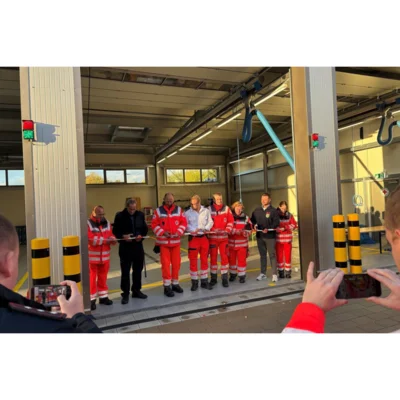 Feierlicher Einzug mit symbolischem Banddurchschnitt: Die Kyritzer Bereitschaft des Deutschen Roten Kreuzes kann künftig Teile der Feuerwehrtechnischen Zentrale (FTZ) nutzen. Der alte Standort in der Wittstocker Straße entsprach nicht mehr modernen Anforderungen. © LK OPR