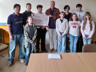Auch 2026 haben die Schülerinnen und Schüler des EFG wieder ihre „Aktion Tagwerk“ durchgeführt und mehr als 3.000 Euro erbracht. Das Bild zeigt die Schülervertretung des EFG und Schülerinnen der Klasse 6a (die eine Extra-Aktion gemacht hatten) bei der symbolischen Scheckübergabe an Karl Heil im EFG am 2. Oktober 2026.