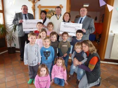 Foto zur Meldung: Spende vom KuRV Prackenbach an die beiden Kindergärten