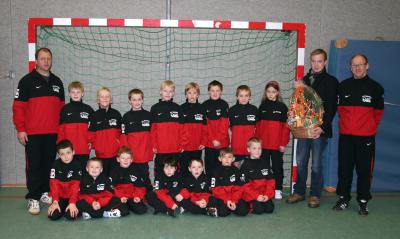 Foto zur Meldung: Neue Trainingsanzüge für die F-Junioren des FC Hevesen