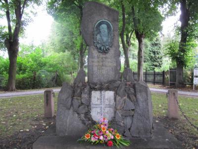 Vorschaubild : Blumen für ein Denkmal