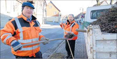 Foto zu Meldung: „Nicht alles Streugut gleich wegfegen!“ / Bauhofchef Lamm informiert über aktuelle Aktion und warnt Voreilige: Die Winterperiode sei noch nicht zu Ende