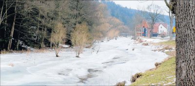 Foto zu Meldung: Paradox, aber schön: Warme Bode vereist / Stadtverwaltung warnt vor dem Betreten von Eisflächen / Talsperrenbetrieb auf Schmelze vorbereitet