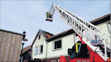 Foto zu Meldung: Alte, aber frisch reparierte Drehleiter fällt beim Feuerlöschen gleich wieder aus / Technikproblem in Trautenstein / Blankenburg ersetzt Elbingerode