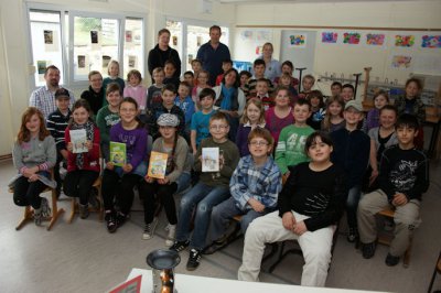 Foto zu Meldung: Kinder lauschen gespannt den Geschichten